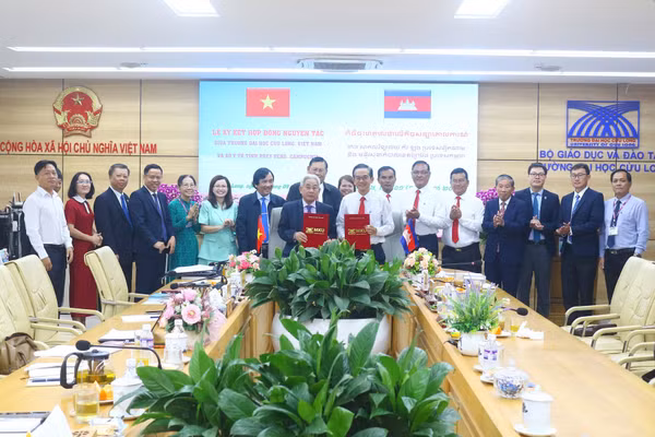 Lãnh đạo hai đơn vị thực hiện nghi thức Ký kết hợp tác.
