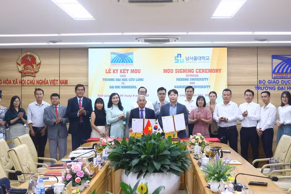 Lãnh đạo Trường ĐH Cửu Long và lãnh đạo Đại học NamSeoul ký kết hợp tác.