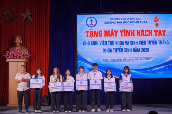 Tặng máy tính xách tay cho SV thủ khoa và SV tuyển thẳng khóa tuyển sinh năm 2026.