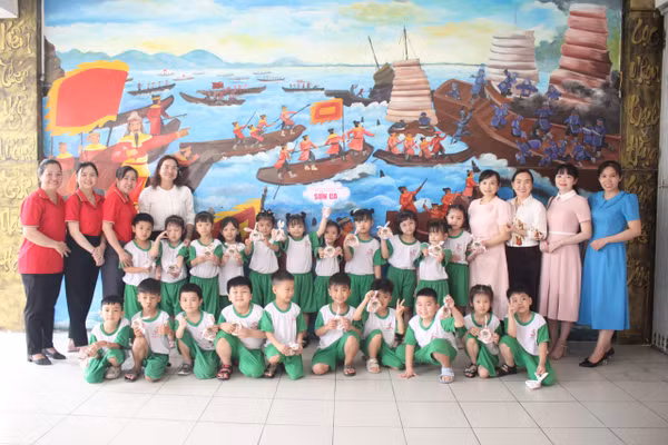 Trường TH Ngô Quyền đón cô, trò Trường MN Sơn Ca đến tham quan, trải nghiệm.