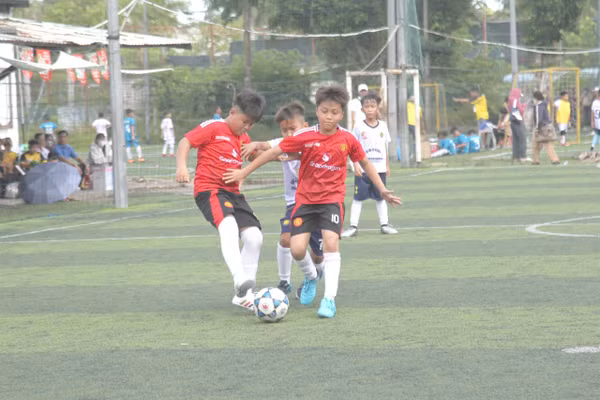 VĐV thi đấu môn Bóng đá cấp Tiểu học.