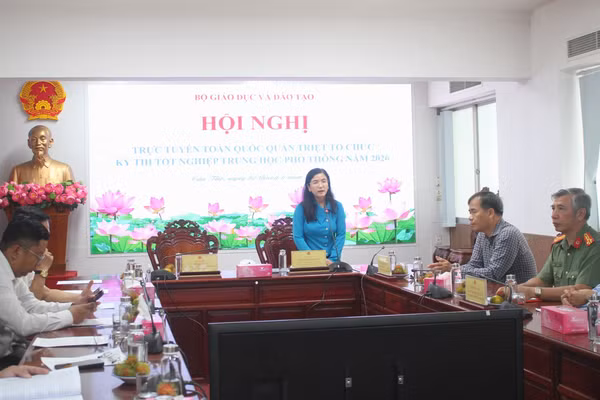 Bà Trần Thị Huyền, Quyền Giám đốc Sở GD&ĐT TP Cần Thơ phát biểu tại Hội nghị trực tuyến.