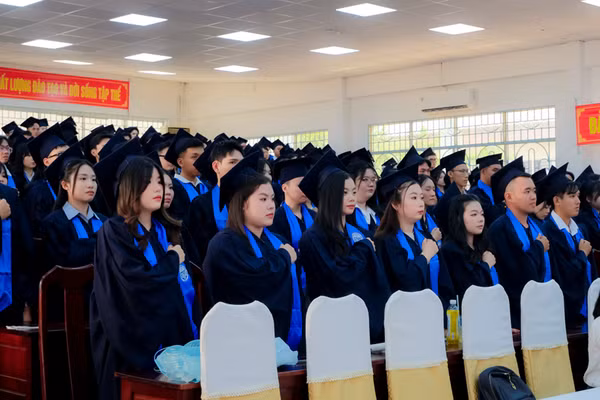 Sinh viên Trường ĐH Kỹ thuật - Công nghệ Cần Thơ trong ngày tốt nghiệp.