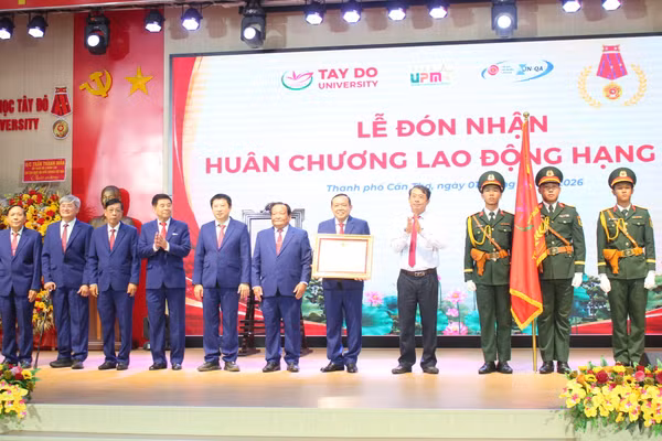 Trường Đại học Tây Đô đón nhận Huân chương Lao động hạng Nhì