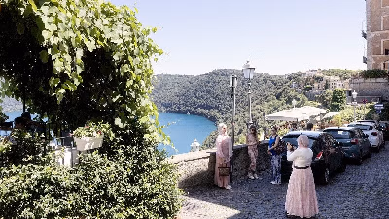 Thị trưởng Castel Gandolfo, Alberto de Angelis, mô tả chuyến lưu trú của Giáo hoàng Leo là "dấu hiệu quan trọng của tình cảm, lòng biết ơn và sự công nhận" đối với thị trấn và cư dân nơi đây. thi-tran-8.jpg