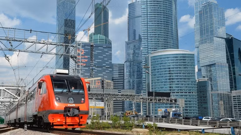 “Đây sẽ là mạng lưới lớn nhất châu Âu, trải dài hơn 4.500 km, sử dụng tàu hỏa sản xuất trong nước, có khả năng đạt tốc độ 400 km/giờ. tau-1.jpg