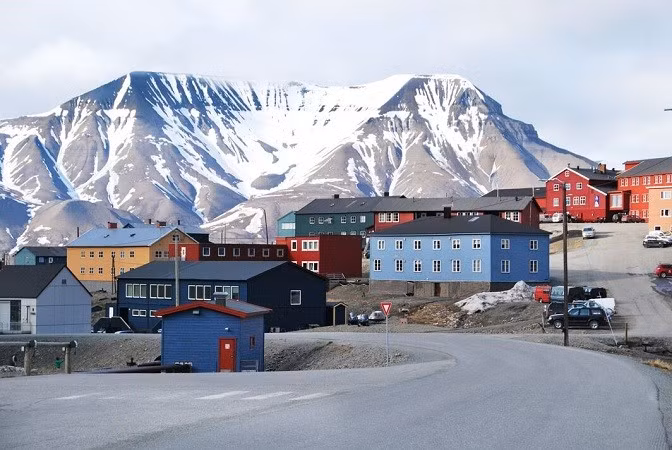 Svalbard là một quần đảo ở Bắc Băng Dương thuộc chủ quyền của Na Uy, và là một trong những khu vực có người ở cực bắc trên thế giới. dao-3.jpg