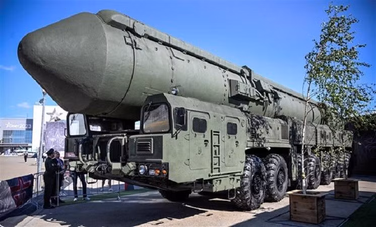 “Chúng tôi đã đạt được thỏa thuận với Tổng thống Putin ở Volgograd. Các vị trí đầu tiên của Oreshnik sẽ được đặt ở Belarus. Các bạn đã thấy hiệu quả của Oreshnik. Vào cuối năm, chúng sẽ được triển khai ở Belarus”, ông Lukashenko nói. vu-khi-2.jpg