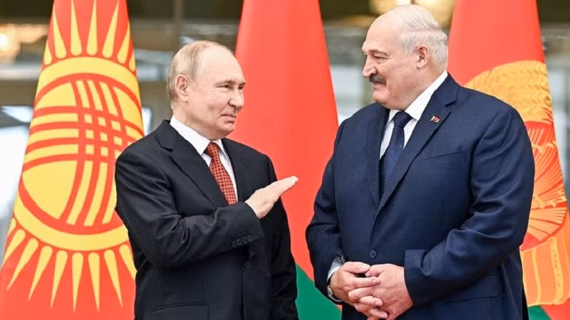 Hệ thống tên lửa siêu thanh Oreshik của Nga dự kiến sẽ có mặt tại Belarus vào cuối năm 2025, theo đúng thỏa thuận với Tổng thống Nga Vladimir Putin, nhà lãnh đạo Belarus Alexander Lukashenko cho biết. vu-khi-1.jpg