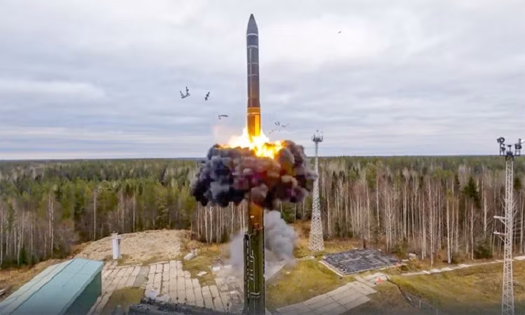 Vào thời điểm đó, Moscow cho biết, cuộc trình diễn vũ khí tiên tiến này là phản ứng trước sự cho phép của phương Tây cho phép Kiev sử dụng tên lửa tầm xa được tặng để tấn công sâu vào lãnh thổ Nga. vu-khi-5.jpg
