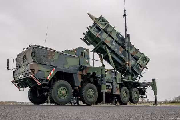 Phó Tư lệnh Chương trình Hỗ trợ và Huấn luyện An ninh của NATO tại Ukraine thừa nhận rằng, các cuộc tấn công của Nga vào hệ thống tên lửa phòng không Patriot được chuyển giao cho Ukraine đã có hiệu quả. he-thong-1.png