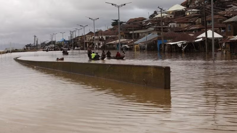 Nhiều vùng của Maiduguri vẫn bị ngập lụt, sau khi đập Alau, cách thành phố 20 km về phía đông nam, tràn bờ khiến toàn bộ ngôi nhà bị ngập. Cơ quan Tị nạn Liên hợp quốc (UNHCR) mô tả trận lũ lụt này là tồi tệ nhất ở Maiduguri trong 30 năm qua. Theo ước tính của UNHCR, có khoảng 280.000 người bị ảnh hưởng ở Maiduguri, và khoảng 200.000 người khác phải di dời. lũ lụt 5.jpg