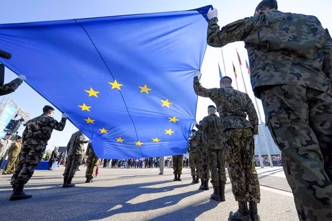 “Nếu ai đó ở đây lại nghĩ rằng, EU hay toàn bộ châu Âu có thể tự bảo vệ mình mà không cần Mỹ, thì cứ tiếp tục mơ đi. Điều đó là không thể”, ông Rutte nói. eu-2.jpg