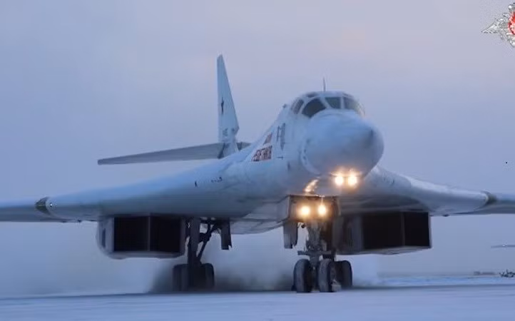 Theo hình ảnh vệ tinh được chia sẻ trực tuyến, việc Nga triển khai Tu-160 tới Anadyr cho thấy, Moscow đã sẵn sàng tận dụng lợi thế địa lý để bảo vệ các tài sản chiến lược của mình. tu-12.jpg