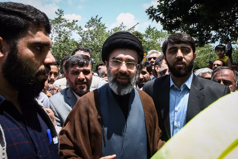 Ông Mojtaba Khamenei, con trai thứ hai của cố lãnh tụ tối cao Ayatollah Ali Khamenei, vừa được chỉ định làm người kế nhiệm cha mình. thu-linh-2.jpg