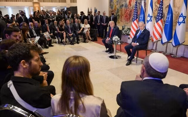 Trước đó cùng ngày, Tổng thống Trump đã ca ngợi “bình minh lịch sử của một Trung Đông mới” trong bài phát biểu trước Quốc hội Israel. trump-7.jpg