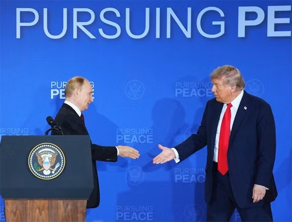 Tổng thống Nga cũng nhấn mạnh rằng, sự lãnh đạo của ông Trump mang lại sự đảm bảo chắc chắn rằng, mối quan hệ Nga-Mỹ sẽ được cải thiện. Ông Putin hy vọng "công việc chung của họ sẽ tiếp tục". putin-5.jpg