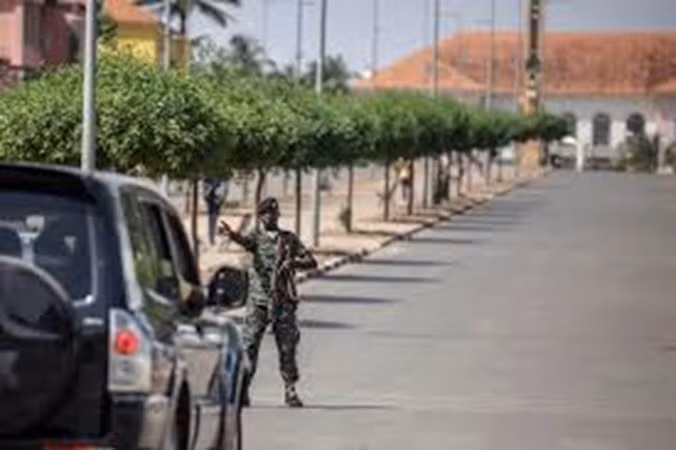 Hãng tin Pháp Jeune Afrique dẫn lời Tổng thống Embalo cho biết, ông đã bị bắt trong cuộc đảo chính do tổng tham mưu trưởng quân đội chỉ huy nhưng không phải chịu bạo lực. dao-chinh-4.jpg