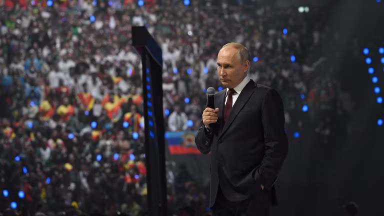 Trong khi đó, tại Diễn đàn Đầu tư Russia Calling!, Tổng thống Nga Putin cho biết, “dù Moscow cảm thấy áp lực bên ngoài dưới hình thức trừng phạt của phương Tây, nền kinh tế Nga đã vượt qua những thách thức đó". ong-putin.jpg