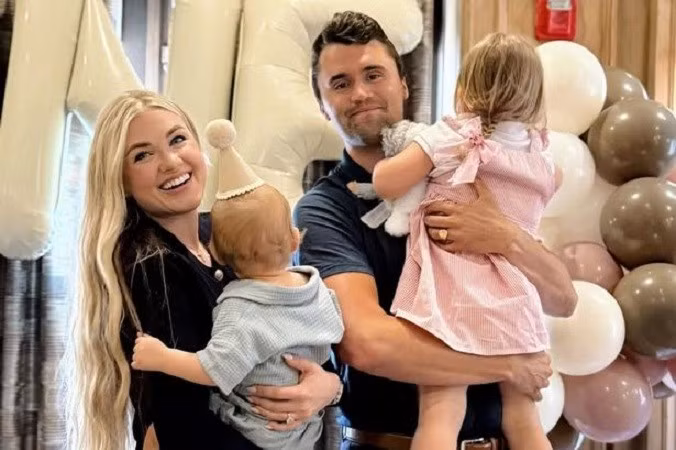 Charlie Kirk và Erika Kirk đã kỷ niệm 4 năm ngày cưới vào tháng 5 vừa qua. Họ có hai người con, một trai, một gái. Gia đình trẻ đã phải chịu một đòn đau đớn vào ngày 10/9 sau vụ ám sát Kirk. gia-dinh-1.jpg