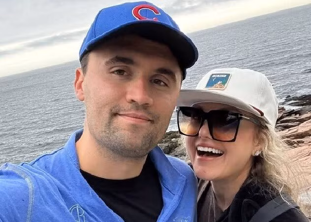 "Vợ của Charlie Kirk, Erika, thực sự mạnh mẽ, nhưng cô ấy đang phải vật lộn để nói với các con rằng, ‘bố sẽ không về nhà’ sau cái chết bi thảm của ông”, Posobiec cho biết. gia-dinh-2.jpg