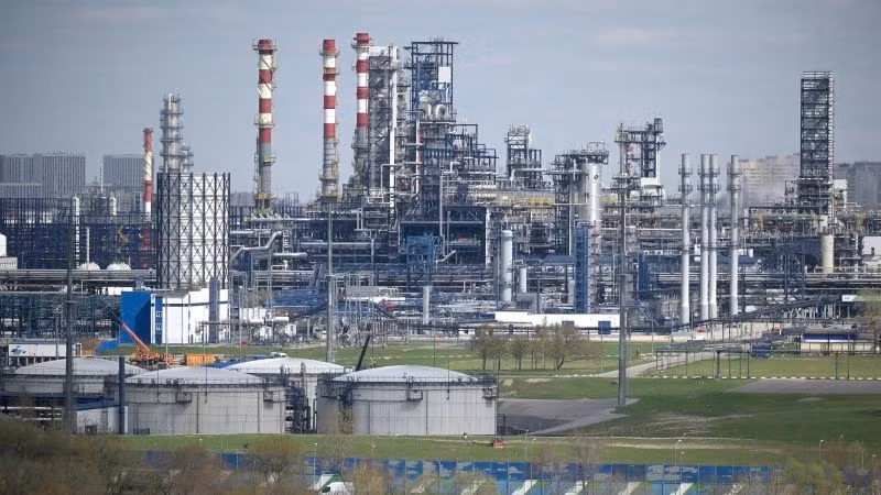 Giám đốc điều hành TotalEnergies Patrick Pouyanne cho biết, giá dầu diesel của châu Âu gần đây tăng vọt, có lúc lên tới 110 đô la/thùng, khi các nhà giao dịch chuyển sang các nhà cung cấp thay thế sau lệnh cấm của EU. dau-7.jpg