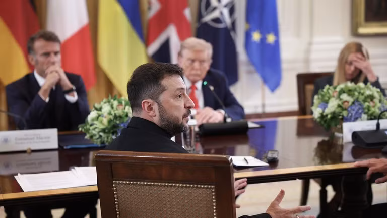 Tổng thống Pháp Emmanuel Macron đồng tình với phát biểu này của ông Merz khi nói rằng, lệnh ngừng bắn là "cần thiết" và tất cả các nhà lãnh đạo đều "ủng hộ ý tưởng này". ong-trump-2.jpg