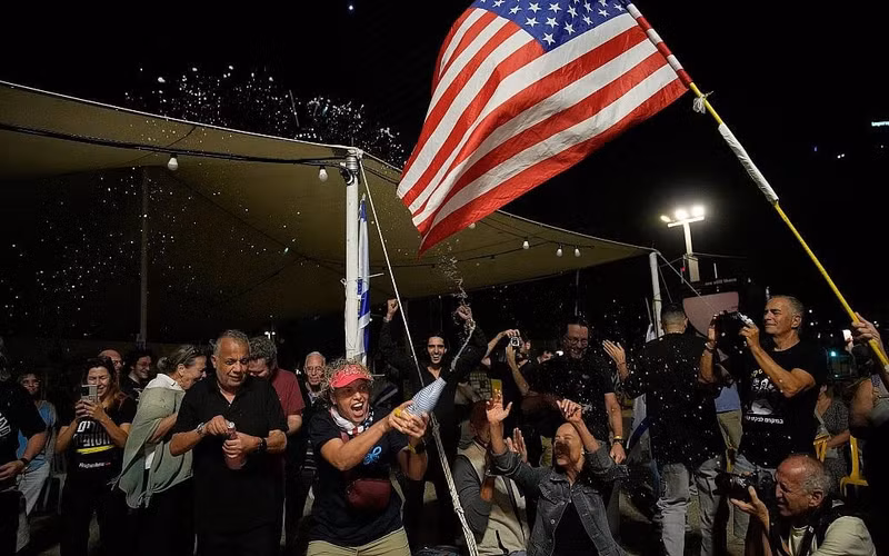Gia đình, những người ủng hộ ăn mừng tại Quảng trường Con tin ở Tel Aviv khi Hamas đồng ý thả tất cả các tù nhân còn sống và đã chết, và chấm dứt chiến tranh ở Gaza. an-mung.jpg