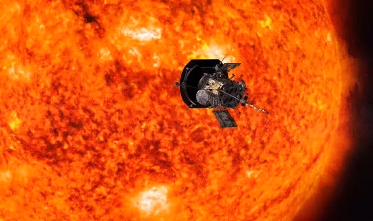 Di chuyển nhanh hơn bất kỳ vật thể nhân tạo nào, tàu thăm dò Mặt trời Parker của NASA sẽ sớm tiếp cận Mặt trời ở khoảng cách gần nhất, giúp các nhà khoa học khám phá những bí ẩn và những câu hỏi chưa có lời giải đáp. nasa-1.jpg