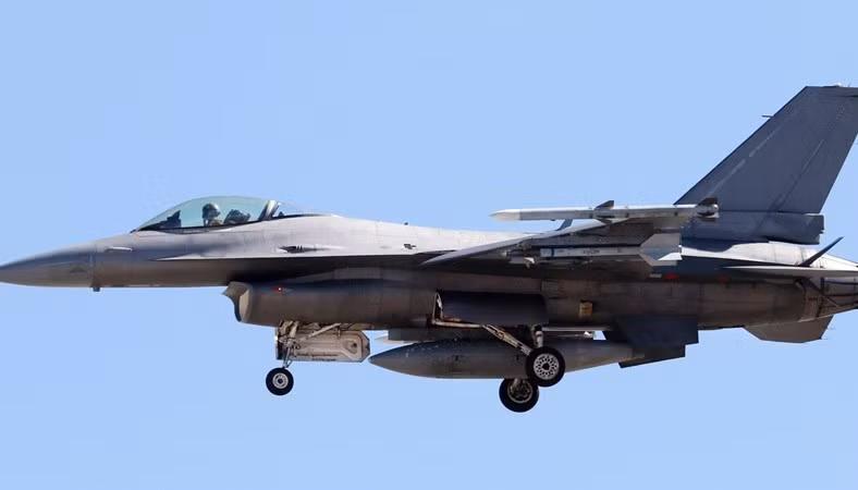 Bộ Tư lệnh Phòng thủ Hàng không Vũ trụ Bắc Mỹ (NORAD) đã điều một chiến đấu cơ F-16, thực hiện động tác cảnh báo phi công, và hộ tống máy bay ra khỏi vùng hạn chế một cách an toàn. chan-2.jpg