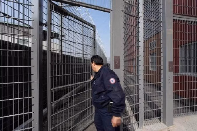 Năm ngoái, một tù nhân khác ở Pháp là Mohamed Amra cũng đã trốn thoát khỏi nhà tù ở vùng Normandy phía bắc. Kẻ đào tẩu đã bị bắt lại tại Romania vào tháng 2/2025. nha-tu-7.jpg