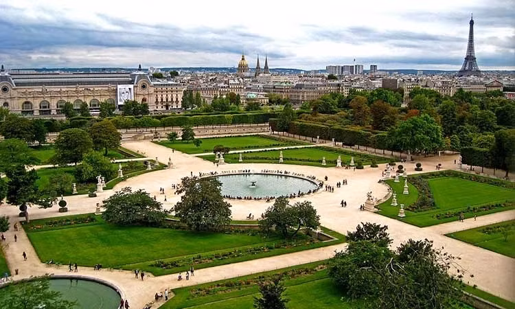 Vườn Tuileries: Là khu vườn công cộng lớn, nằm giữa Bảo tàng Louvre và Place de la Concorde. Đây là địa điểm phổ biến để người Paris và du khách thư giãn, đi dạo, tận hưởng không gian xanh giữa lòng thành phố. paris-9.jpg