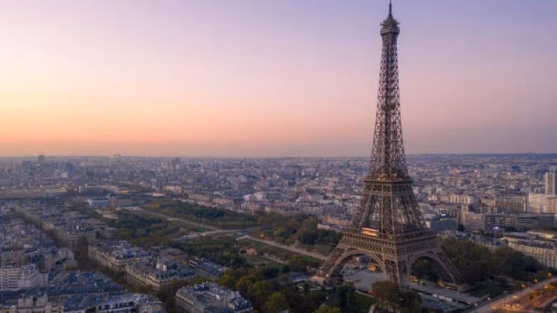 Paris thu hút rất nhiều khách du lịch vì các địa danh mang tính biểu tượng, lịch sử phong phú, văn hóa sôi động, bảo tàng đẳng cấp thế giới và bầu không khí lãng mạn. paris-1.jpg