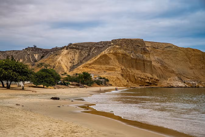 Cabo Labo: Điểm lướt sóng Cabo Labo của Angola đang ngày càng trở nên phổ biến. Chỉ cần lái xe một đoạn ngắn về phía nam, những bãi biển dài, vàng óng ở Cabo Ledo chính là điểm lướt sóng bí mật mới. luot-song.png
