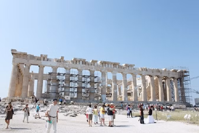 Mặc dù việc lộ diện hoàn toàn đền Parthenon hiện tại chỉ là tạm thời - các phần giàn giáo cũ sẽ được thay thế bằng các kết cấu mới và an toàn hơn. tu-sua-1.jpg