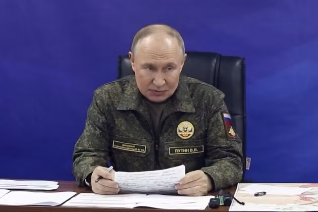 Cùng ngày, đích thân Tổng thống Nga Putin đã đến một trong những sở chỉ huy của nhóm lực lượng Zapad để đánh giá tình hình ở khu vực Chiến dịch quân sự đặc biệt (SVO). ong-putin.jpg