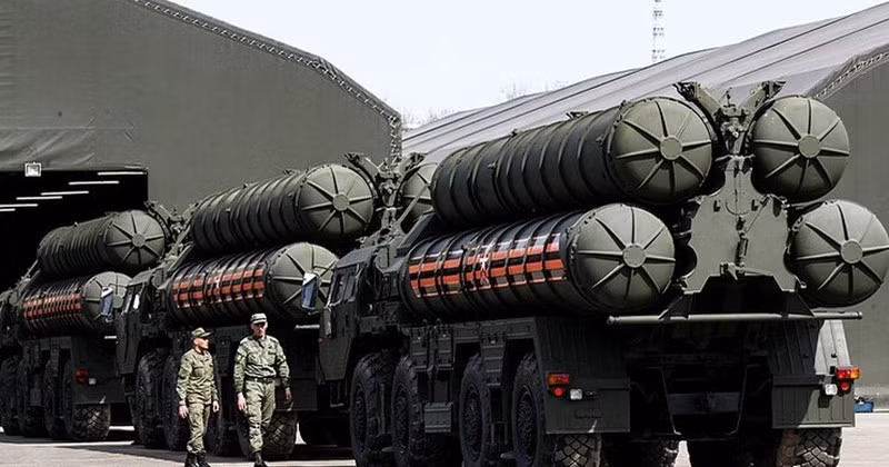 S-500 là hệ thống phòng thủ tên lửa và phòng không thế hệ mới, có tầm bắn xa hơn (600km) và khả năng phát hiện mục tiêu ở khoảng cách lên tới 800km, vượt trội hơn S-400. s7.jpg
