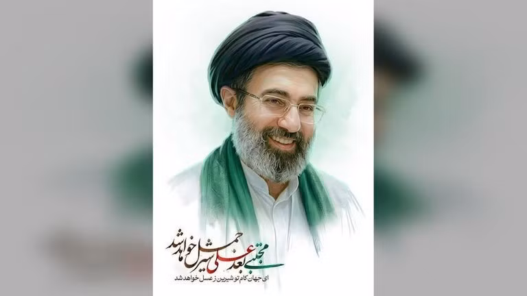 Hội đồng đã kêu gọi “toàn thể quốc gia Iran cao quý, đặc biệt là giới tinh hoa và trí thức của các trường dòng và đại học, hãy tuyên thệ trung thành” với nhà lãnh đạo mới. lanh-tu-4.jpg