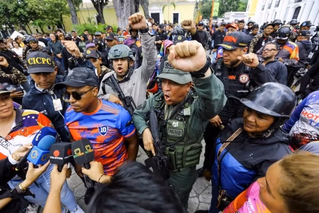 Nghi ngờ Mỹ tìm cách thay đổi chính quyền, Tổng thống Maduro đã kêu gọi người dân tham gia các cuộc tập trận bắt đầu vào sáng 27/9 để kiểm tra mức độ sẵn sàng của người dân trước thiên tai hoặc xung đột vũ trang. ve-1.jpg