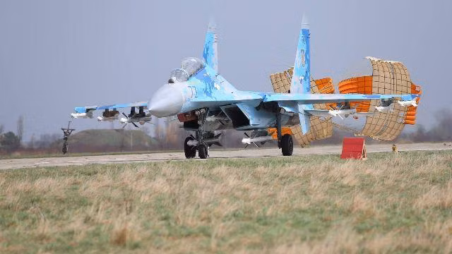 Su-30SM là máy bay chiến đấu đa năng do công ty Sukhoi của Nga sản xuất. Đây là phiên bản nâng cấp của dòng Su-30, được chế tạo để chiến đấu trên không, tấn công mục tiêu trên bộ và tấn công tàu. Su Nga 4.jpg