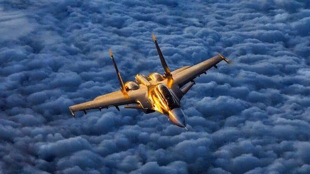Su-30SM dài khoảng 21,9 mét, sải cánh 14,7 mét và cao 6,4 mét. Nó có thể cất cánh với trọng lượng lên tới 34.500 kg. Chiến đấu cơ này có khung máy bay chắc chắn nhưng nhẹ, thiết kế tiên tiến để bay êm và vòi phun điều hướng lực đẩy. Những đặc điểm này giúp máy bay rất cơ động và thích hợp cho các trận chiến trên không và các động tác khó trên không. Su Nga 5.jpg