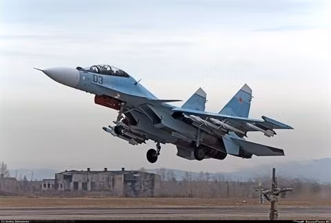 Su-30SM có thể bay khoảng 3.000 km mà không cần tiếp nhiên liệu. Với khả năng tiếp nhiên liệu trên không, nó có thể bay xa hơn nữa, cho phép thực hiện các nhiệm vụ dài ngày và hoạt động xa căn cứ. Su Nga 10.jpg