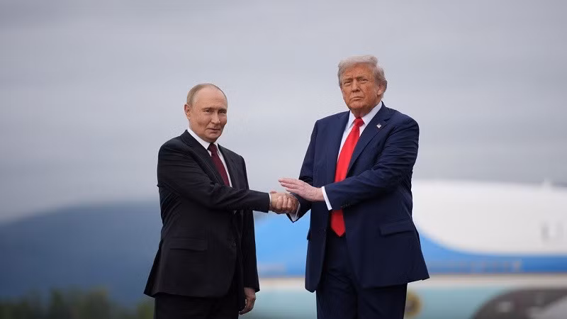 Hôm 19/10, tờ El Pais của Tây Ban Nha tuyên bố rằng, cuộc gặp Putin-Trump dự kiến diễn ra tại trung tâm châu Âu là một "tình huống đáng xấu hổ và khó xử" đối với EU và NATO. Hungary là thành viên của cả hai. trump-va-putin.jpg