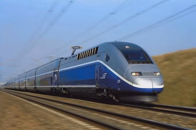 Các đoàn tàu mới của Nga cũng sẽ vượt qua tàu TGV nhanh nhất châu Âu, Pháp, với tốc độ lên tới 320 km/giờ, hoàn thành tuyến đường London-Paris trong ba giờ. tau-phap.jpg