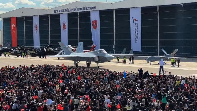 KAAN - chiến đấu cơ đa năng thế hệ thứ năm do Ankara phát triển - được thiết kế với mục đích chiếm ưu thế trên không, có khả năng tương tác với máy bay ném bom F-35 của Mỹ. Về kích thước, KAAN có chiều dài 19 mét, sải cánh 12 mét và chiều cao 6 mét. Những kích thước này đưa nó vào cùng loại kích thước với các máy bay chiến đấu thế hệ thứ năm khác như F-35 và Su-57. KAAN 6.jpg
