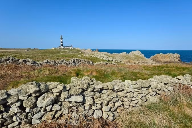 Đảo Ouessant, dài khoảng 8 km và rộng 4 km, như một bức tranh ấn tượng với những mũi đất đá, những mũi đất hùng vĩ, những vách đá lởm chởm và những đồng cỏ hoang vắng không cây cối. dao-3.jpg