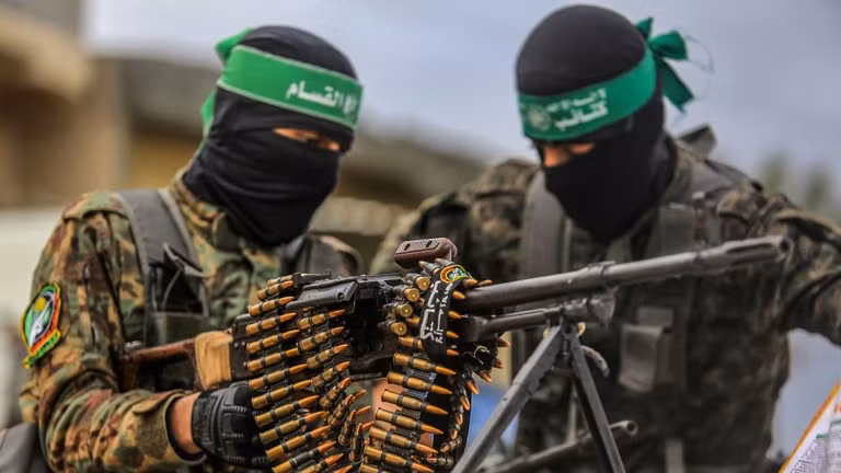 Một nguồn tin giấu tên ở Gaza cho biết, Hamas đã giao nộp một số vũ khí và bản đồ mạng lưới đường hầm ngầm của mình cho Mỹ, thông qua “một cơ chế chưa được tiết lộ”. hamas-1.jpg