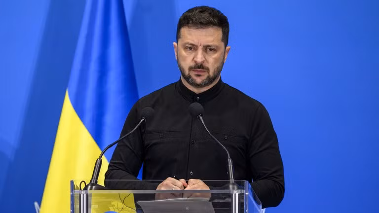 Tuyên bố này trái ngược với tuyên bố trước đó của Tổng thống Ukraine Vladimir Zelensky về việc từ chối xem xét bất kỳ nhượng bộ lãnh thổ nào. ong-zelensky.jpg