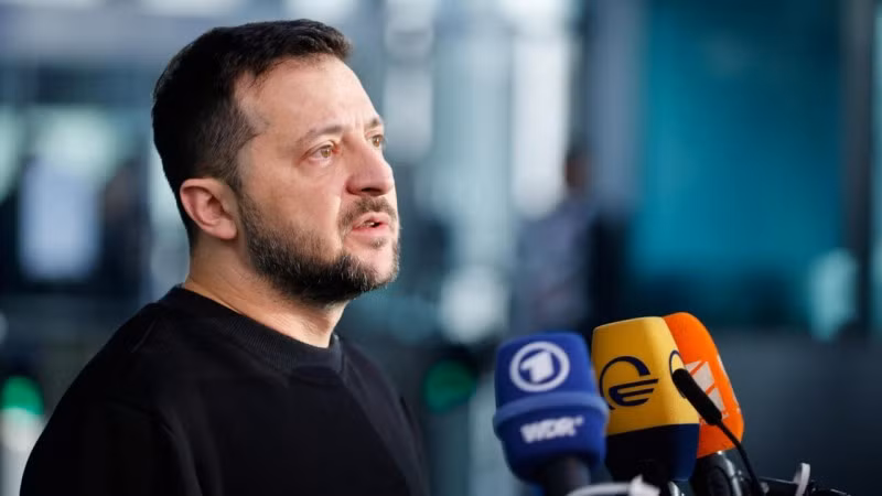 Tuy nhiên, trước công chúng, Tổng thống Zelensky đã từ chối cân nhắc việc nhượng lại lãnh thổ. ong-zelensky-9666.jpg