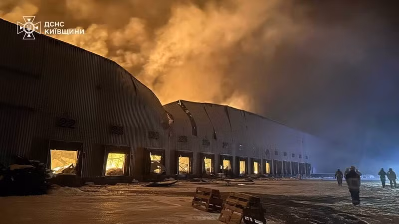 Ông Zelensky nói thêm rằng, các cơ sở sản xuất điện và trạm biến áp đã bị hư hại ở các vùng Volhynia, Ivano-Frankovsk, Lviv và Rivne, ngoài ra còn có thêm các vụ sét đánh ở vùng Kiev và Kharkov. tra-ua-2.jpg